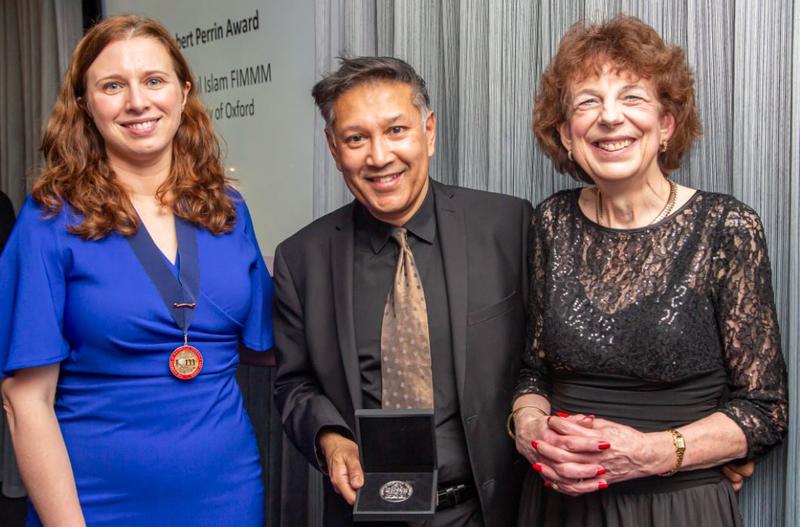 Professor Islam holding the 2023 Robert Perrin Medal, flanked by the IoM3 President and Robert Perrin's daughter